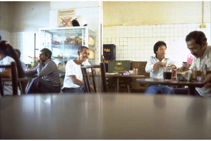 <strong>Coffee shop at Geylang Serai, c. 1985 </strong><br>
<em>Ministry of Information and the Arts Collection, courtesy of National Archives of Singapore<br>
</em>